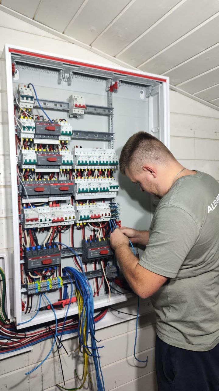 Сборка распределительного щита и разводки.